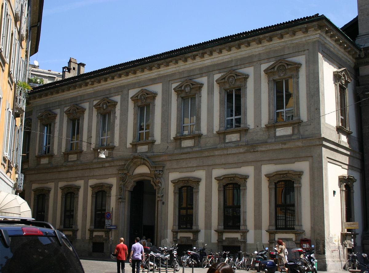 Палаццо в школу. Театр Арчимбольди в Милане. Almo Collegio Borromeo архитектура.