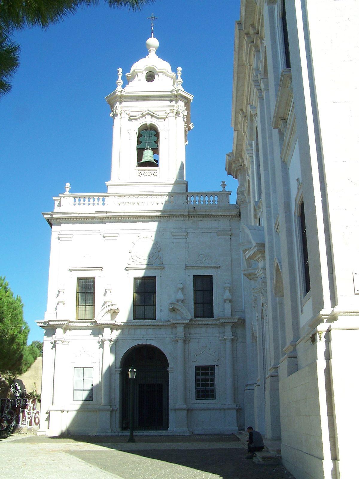 Узкая дверь в монастыре Португалия. Португалия монастырь карму. Sao Vicente Lisbon. Церковь в гране.