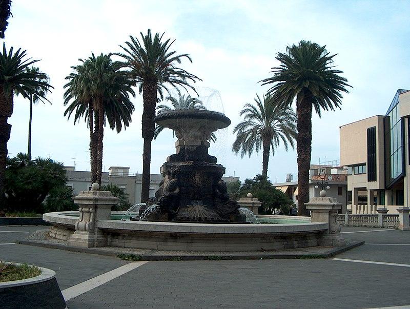 Ла фонтана. Лала фонтан. Monumental Fountain Сиде. Площадь с пальмами и фонтанами в виде чаш в Риме.